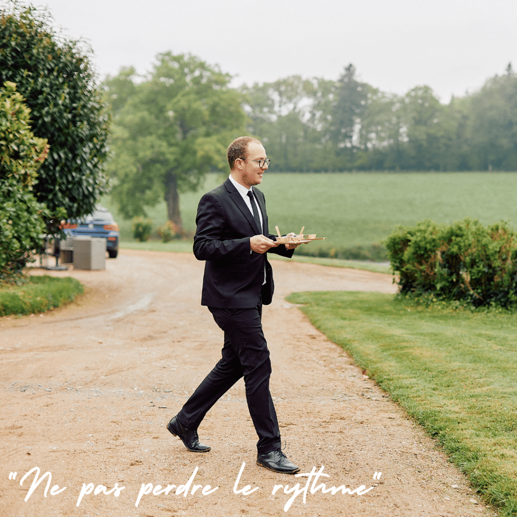 Maître d’hôtel CK Traiteur portant un plateau cocktail – traiteur mariage Nantes