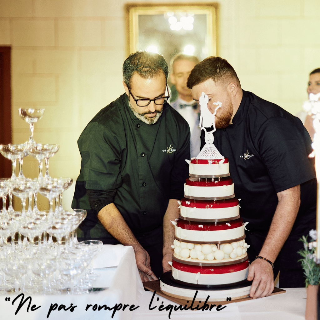 Cuisiniers CK Traiteur portant une pièce montée – traiteur événementiel Nantes